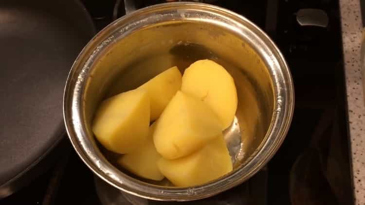 Per preparare la torta della nonna, fai bollire le patate