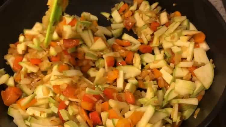 Per preparare la torta della nonna, friggi gli ingredienti