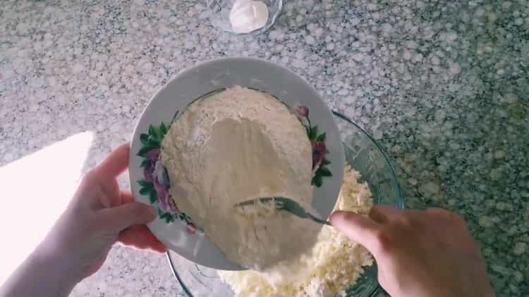 Upang ihalo ang cookies sa Berlin, ihalo ang mga sangkap.