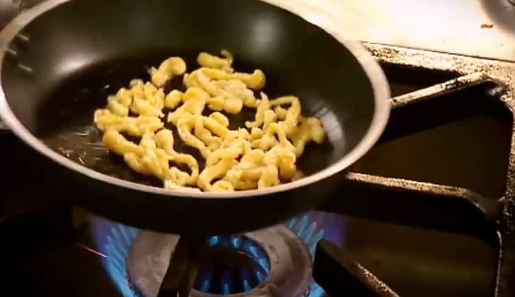 Filetto alla Stroganoff di pollo secondo una ricetta passo passo con foto