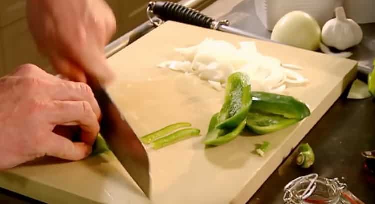 Per cucinare il filetto alla Stroganoff, tritare le verdure