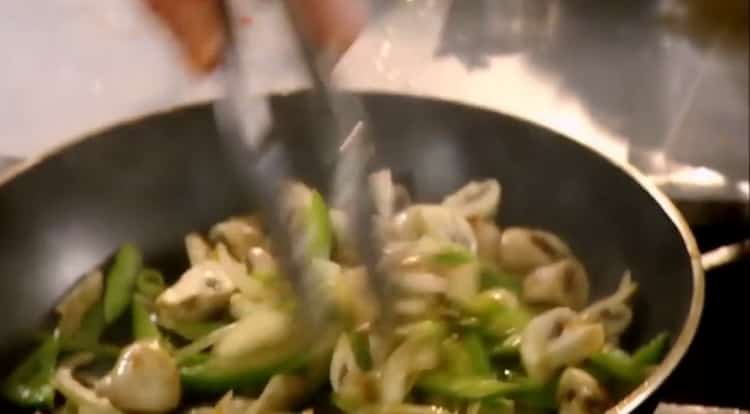 Per cucinare il filetto alla Stroganoff di pollo, friggere le verdure