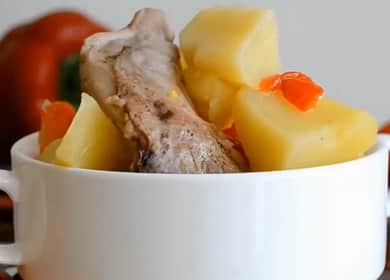 Coniglio con patate in una pentola a cottura lenta: un piatto delicato e gustoso