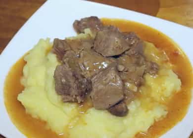 Gulasch di manzo delizioso - una ricetta per cucinare in una pentola a cottura lenta