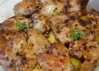 Ali di pollo succose al forno con patate, cotte al forno