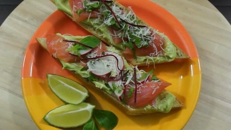 Ricchi panini con avocado e pesce rosso sono pronti