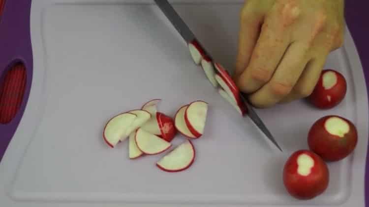 Per preparare panini con avocado e pesce rosso, tagliare il ravanello