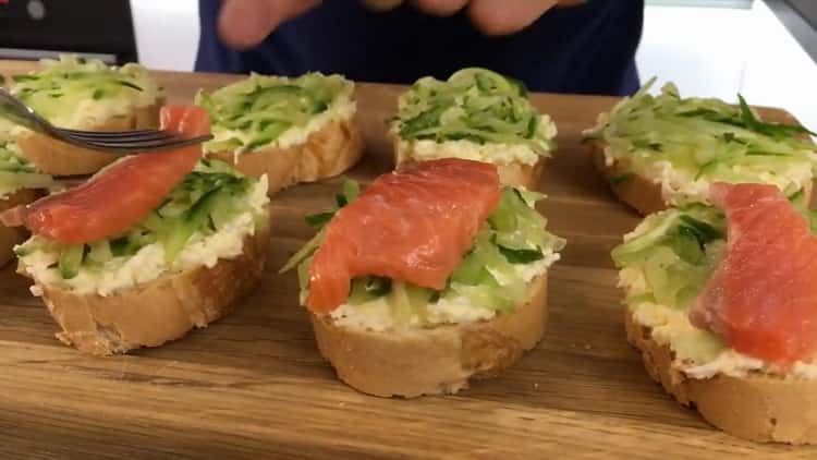 Per preparare panini con pesce rosso, raccogli tutti gli ingredienti su una baguette