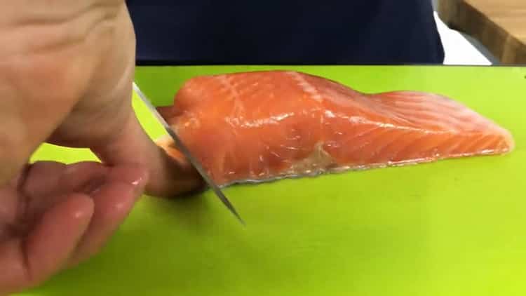 Per preparare panini con pesce rosso, prepara gli ingredienti