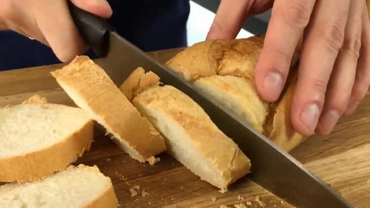 Per preparare panini con pesce rosso, tagliare una baguette