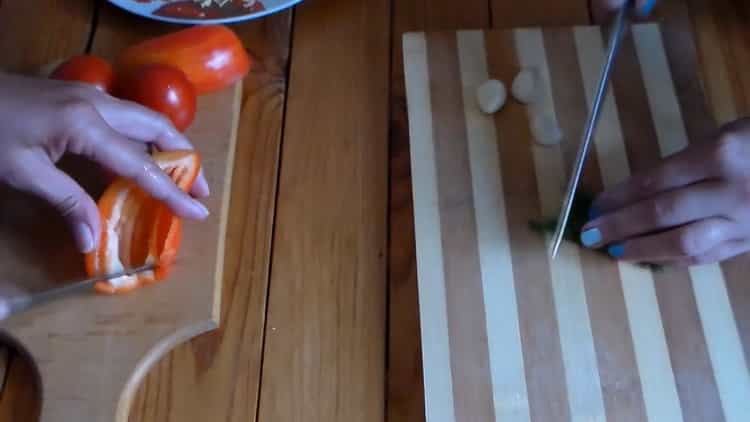 Per preparare una pizza veloce in forno, trita il pepe