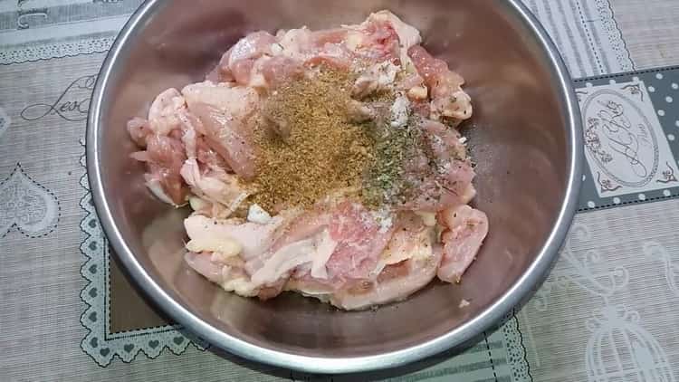 Per preparare il prosciutto di pollo a casa, aggiungi le spezie