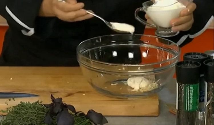 Secondo la ricetta, per la preparazione del filetto di nasello, preparare la panna acida