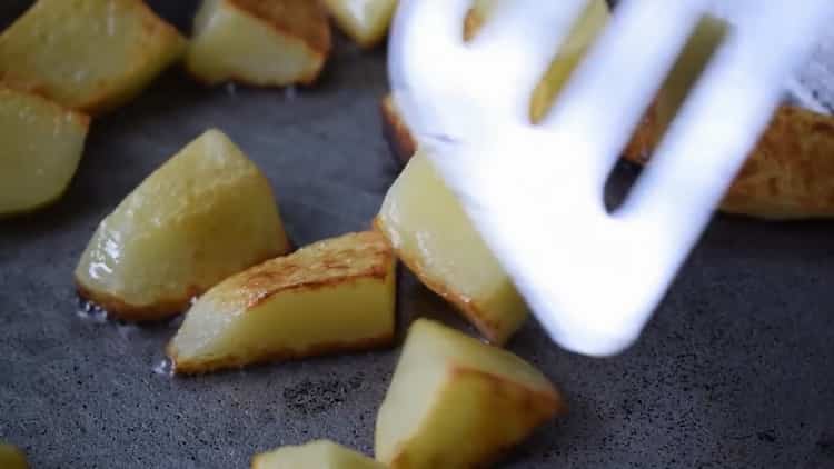 Per cucinare lo stufato di manzo con verdure, friggere le patate