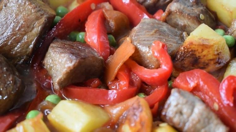 Per cucinare lo stufato di manzo con le verdure, unisci gli ingredienti