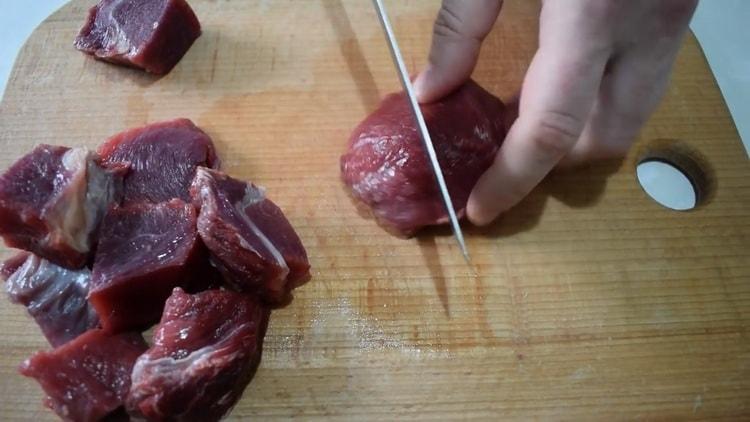 Per cucinare lo stufato di manzo con verdure, preparare la carne