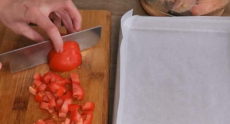 Ricetta per cucinare il pesce, tagliare i pomodori