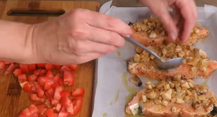 Secondo la ricetta per cucinare il pesce, metti il ​​ripieno sul pesce