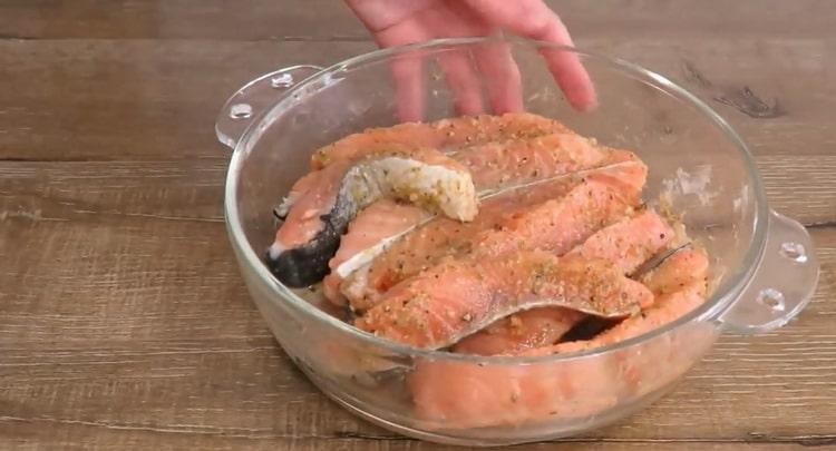 Secondo la ricetta per cucinare il pesce, marinare il pesce