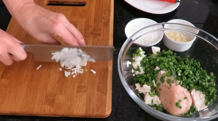 Per preparare gnocchi cinesi, tagliare il duk