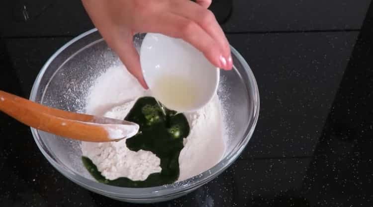 Per preparare gnocchi cinesi, mescola gli ingredienti per l'impasto colorato