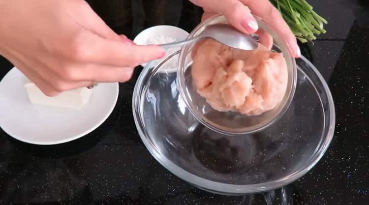 Per preparare gnocchi cinesi, prepara la carne