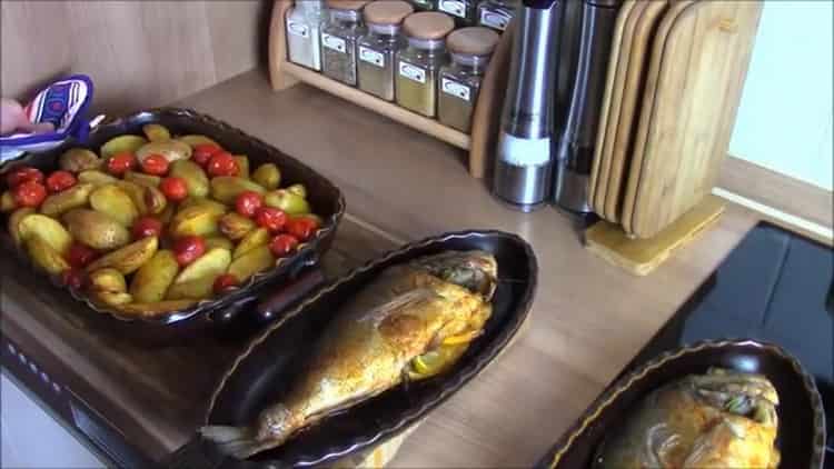 Dorado in forno secondo una ricetta passo passo con una foto