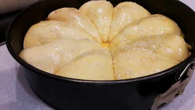 Upang makagawa ng isang pampaalsa pie na may karne, amerikana ang kuwarta