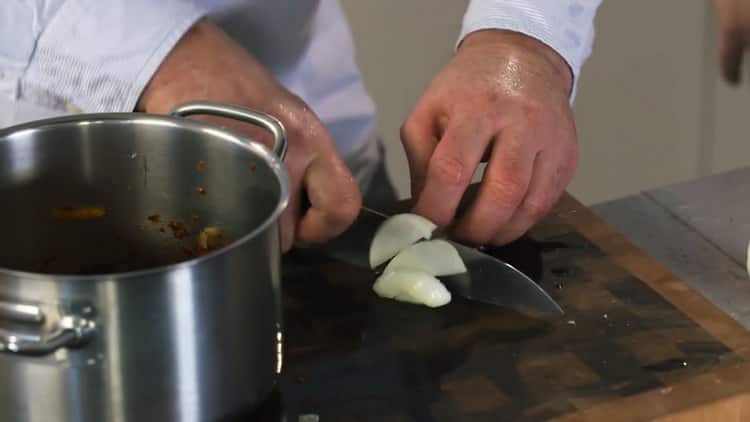 Per cucinare i ricci con carne macinata e riso. tritare la cipolla