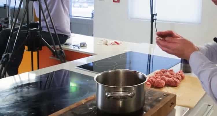 Per la preparazione di ricci di carne macinata con riso, cuocere le cotolette