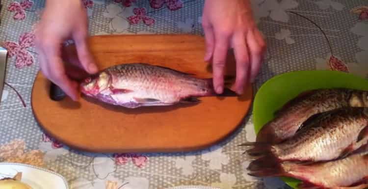 Upang ihanda ang pritong isda, ihanda ang mga sangkap