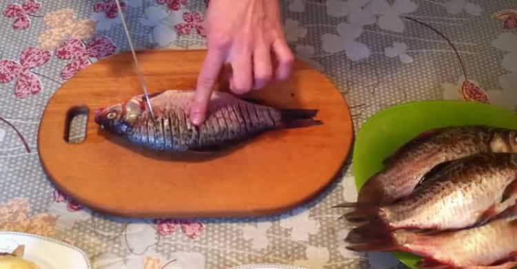 Upang makagawa ng pinirito na isda, gupitin ang mga isda