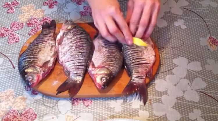 Upang makagawa ng pinirito na isda, i-chop ang lemon