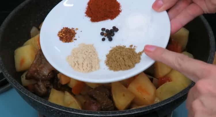 Per cucinare arrosto di manzo con patate. cuocere le spezie