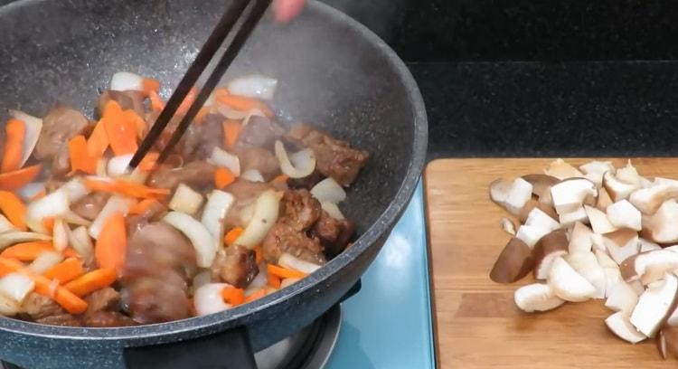 Per cucinare arrosto di manzo con patate. friggere i funghi