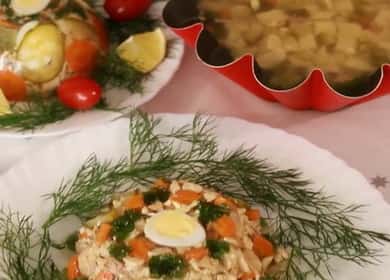 Gustoso aspic di pollo sul tavolo festivo