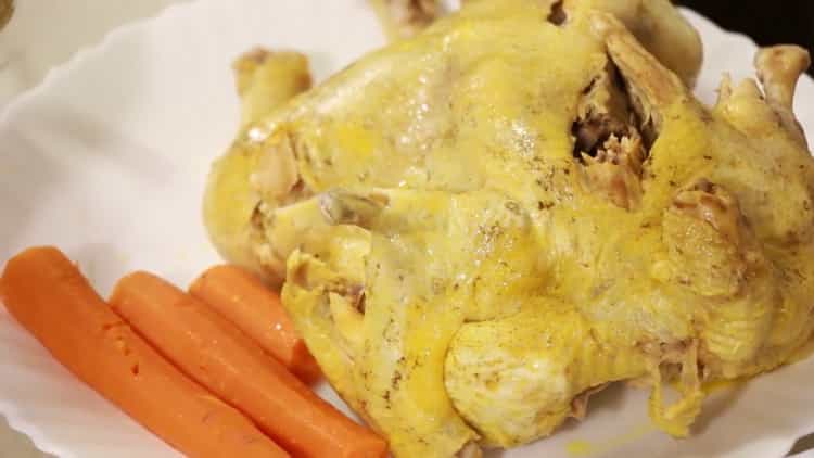 Per rendere aspic il pollo, filtrare il brodo