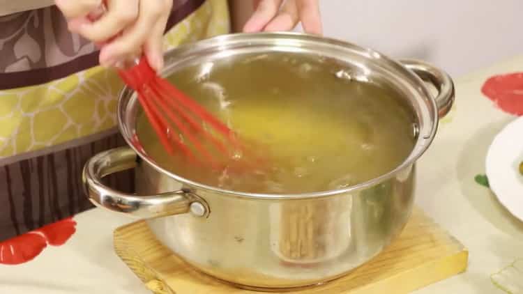 Per preparare il filetto di pollo, prepara la gelatina