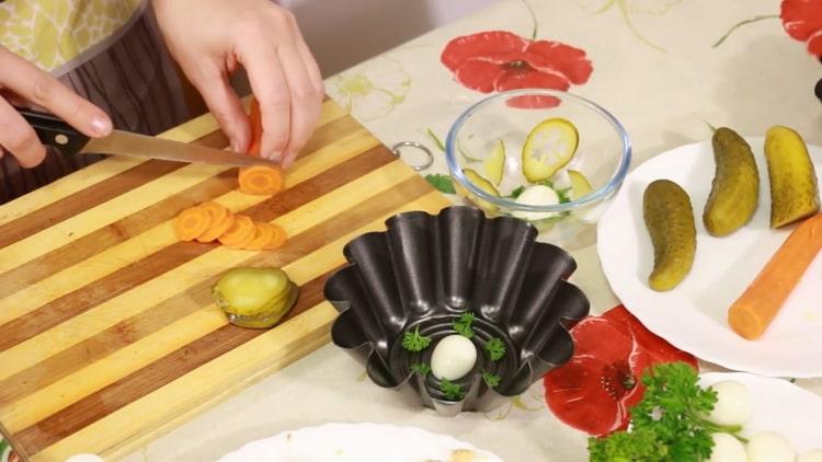 Per rendere aspic il pollo, preparare decorazioni