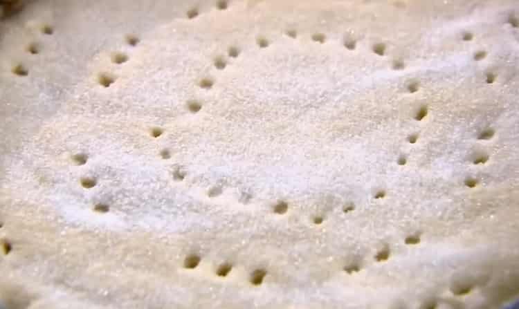 Per fare una torta di pasta frolla, cospargere lo zucchero sul prodotto