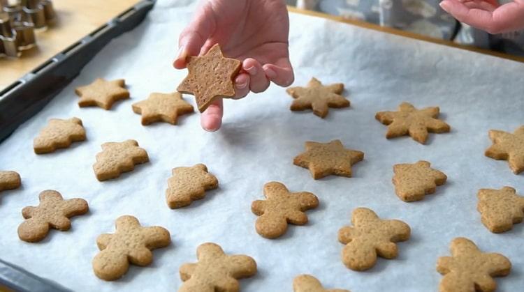 Per preparare i biscotti di pan di zenzero, cuocere i biscotti