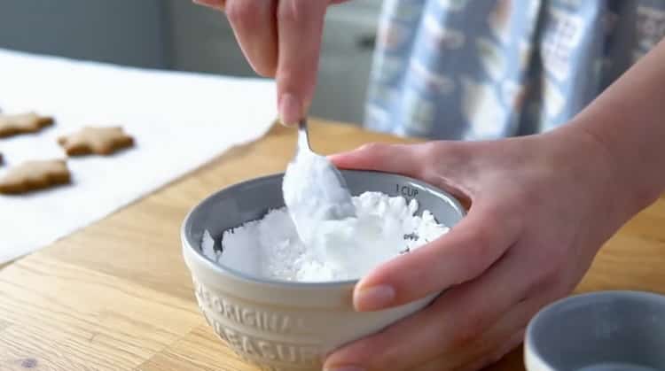 Per preparare i biscotti al pan di zenzero, prepara gli ingredienti per la glassa