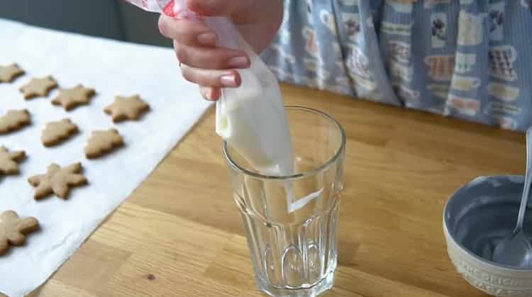 Per preparare i biscotti al pan di zenzero, prepara gli ingredienti