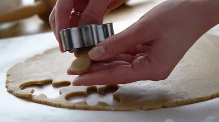 Spremi l'impasto per fare i biscotti al pan di zenzero