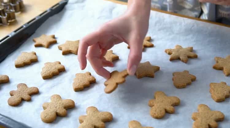 Preriscalda il forno per preparare i biscotti al pan di zenzero.