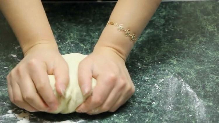 Per la preparazione della pizza italiana. impastare la pasta