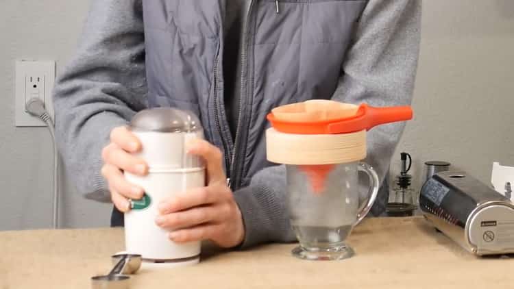 Macina i cereali per fare un drink