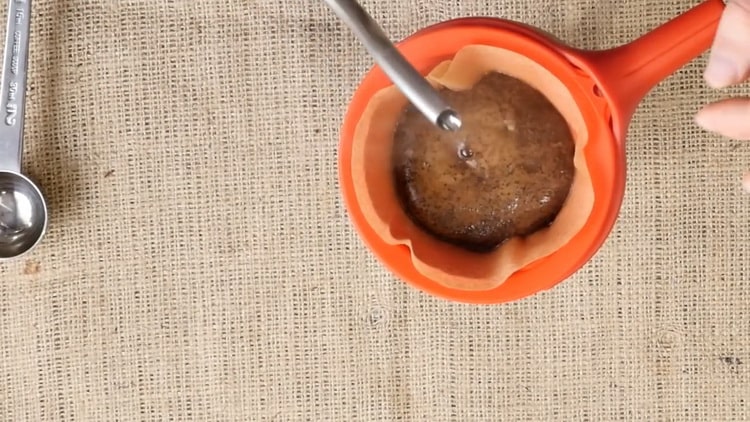 Come preparare il caffè a casa secondo una ricetta passo-passo con una foto