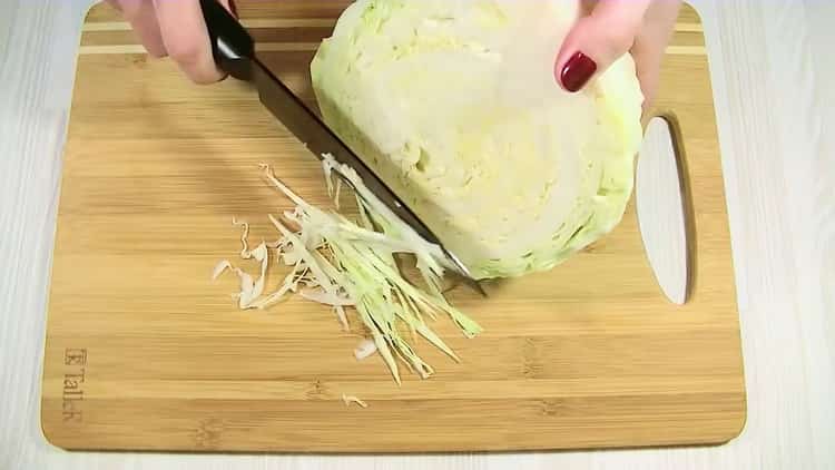 Per preparare una torta di cavolo in gelatina, tagliare gli ingredienti