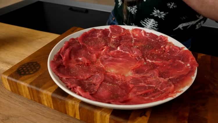 Per cucinare il carpaccio di manzo, mettere la carne in un piatto